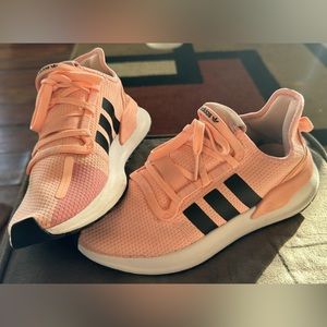 Women’s 8.5 Adidas